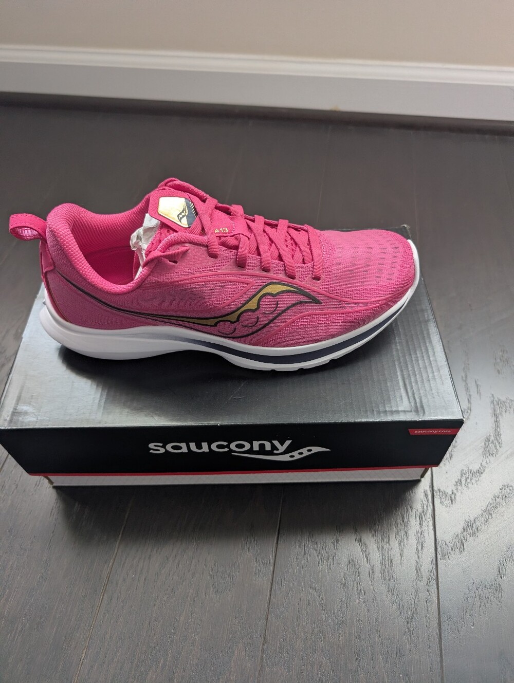 NWT Saucony Kinvara 13 Women's Pink Athletic Running Shoe - Size 9.5